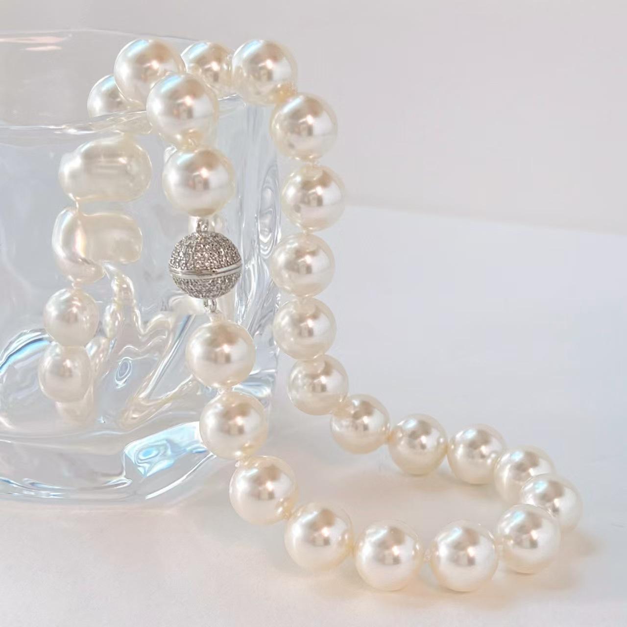 Vintage 12Mm High Quality Diamond Ball Buckle Faux Ao White Pearl Necklace Clavicle Chain