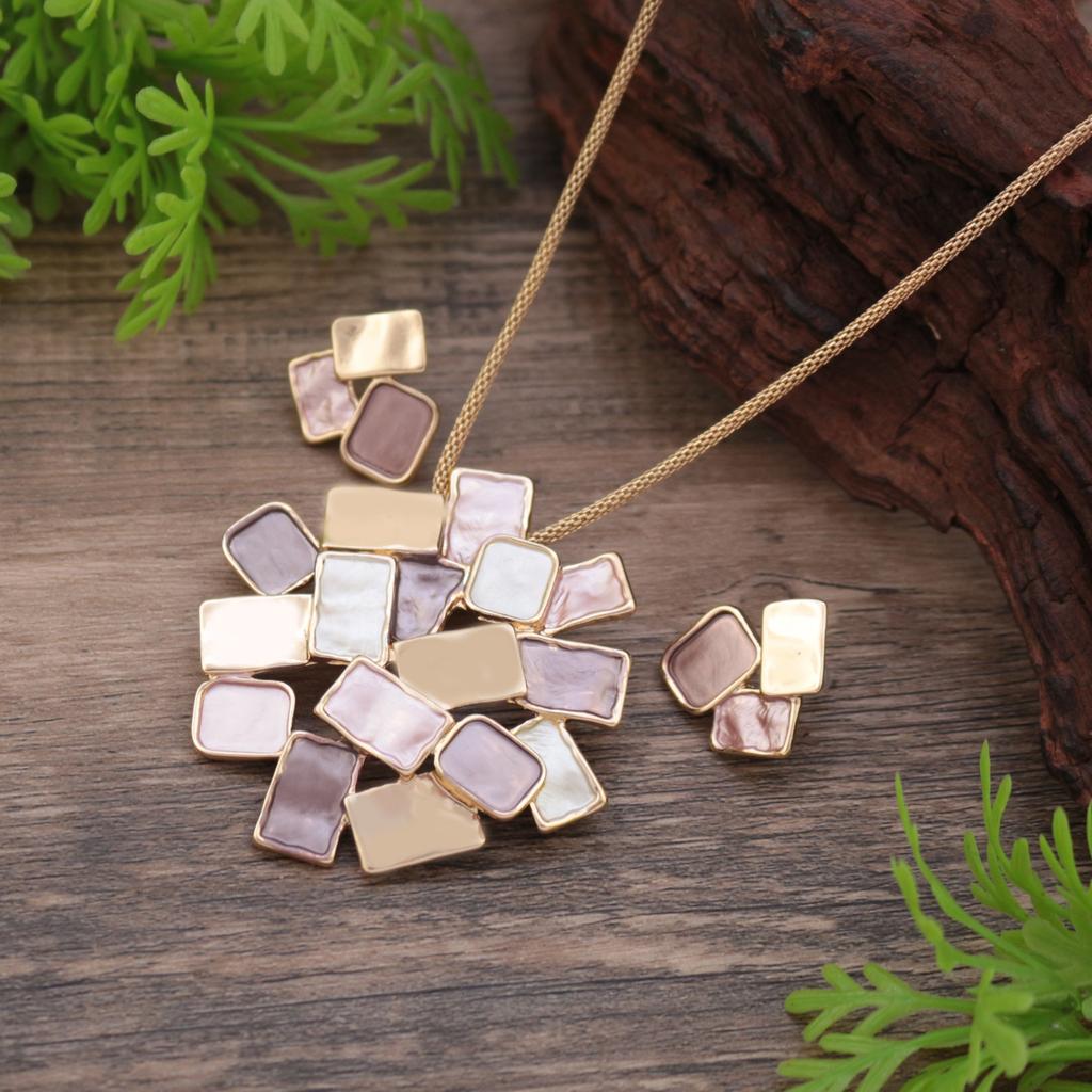 Nouvel ensemble de boucles d'oreilles pendantes longues géométriques carrées couleur émail, collier carré irrégulier exagéré pour femmes.