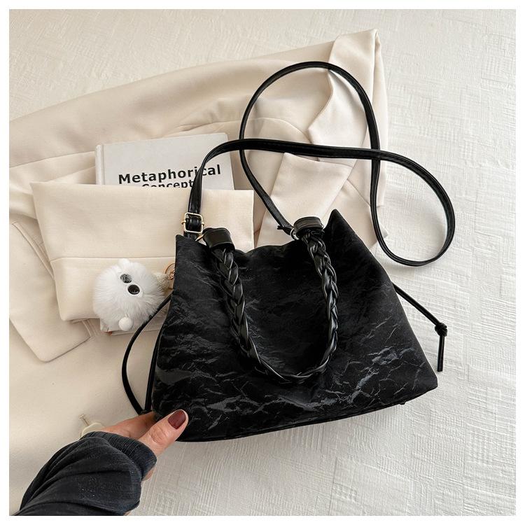 This year's popular bag women 2025 new casual versatile messenger bag summer out small bag portable bucket bag