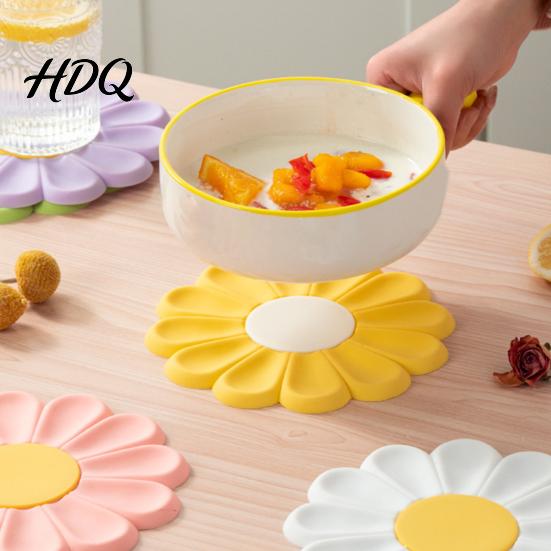 Spill Resistant Placemat Flower Shape Placemat Non-Slip Heat Table Mat Anti-Scald Hot Burr-free Pot Holder for Bowls Cups Pots Dining Mat