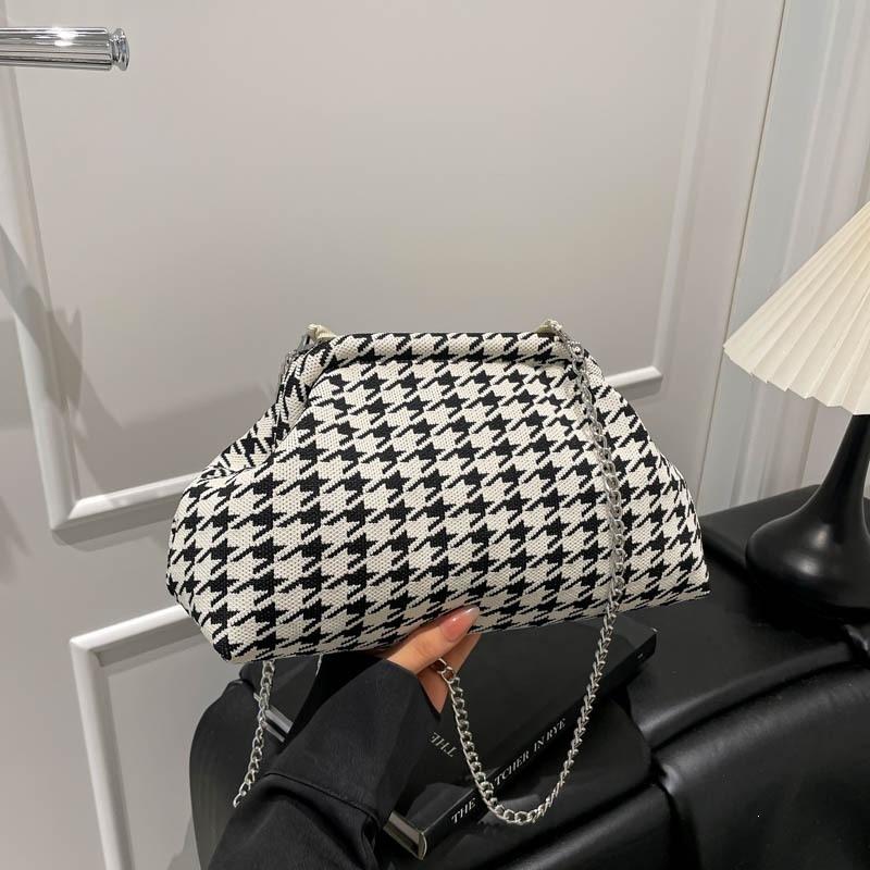 Qiandongge temperament new Korean version popular spring chain shoulder bag fashion messenger bag shell bag personality чёрный