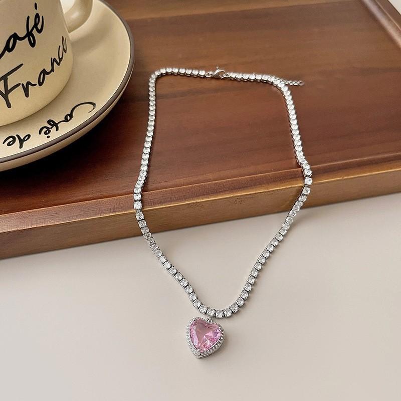 

Light luxury pink love necklace Qixi Festival sweet three-dimensional love zircon necklace heart-shaped flash diamond peach heart necklace