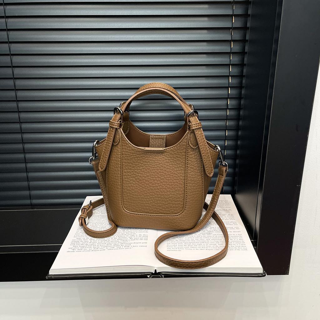 Fashion hand bucket bag women 2025 new Korean version simple shoulder bag niche texture messenger bag one piece delivery