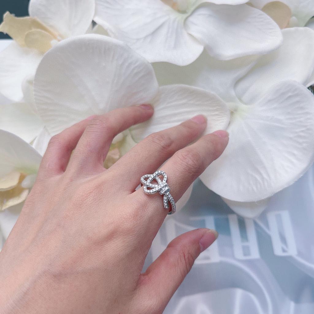 Der Ring ist aus aurischem Material gefertigt, das atemberaubend schön ist.. Diesen Sommer ist der heißeste neue Artikel die zweifarbige Galvanisierung.