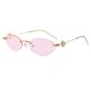 Jennifer hat die gleiche randlose silberne Metall-Klein-Oval-Diamantbesetzte Spice Girl Pure Desire Brille.
