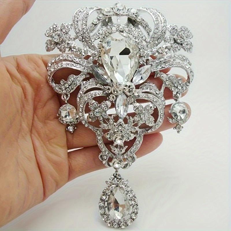 A Luxurious Party Jewelry Gift for Women, Featuring an Elegant and Exquisite Brooch with White Crystal Drop Flowers