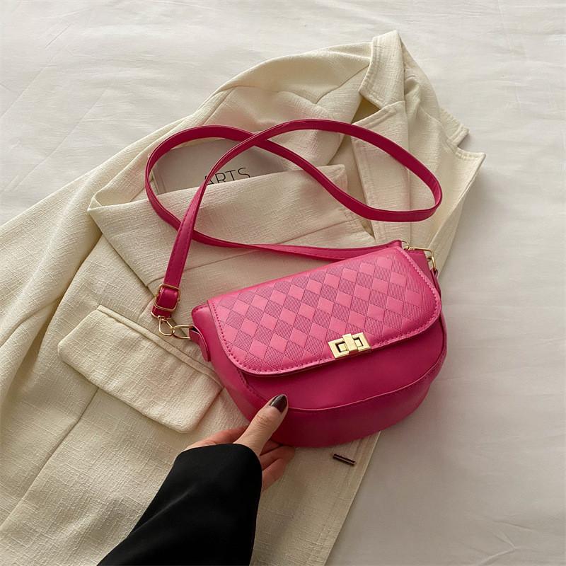

Chic And Trendy Saddle Bag For Women Featuring Stylish Casual Design And Soft Pu Material троянди рожеві кольору