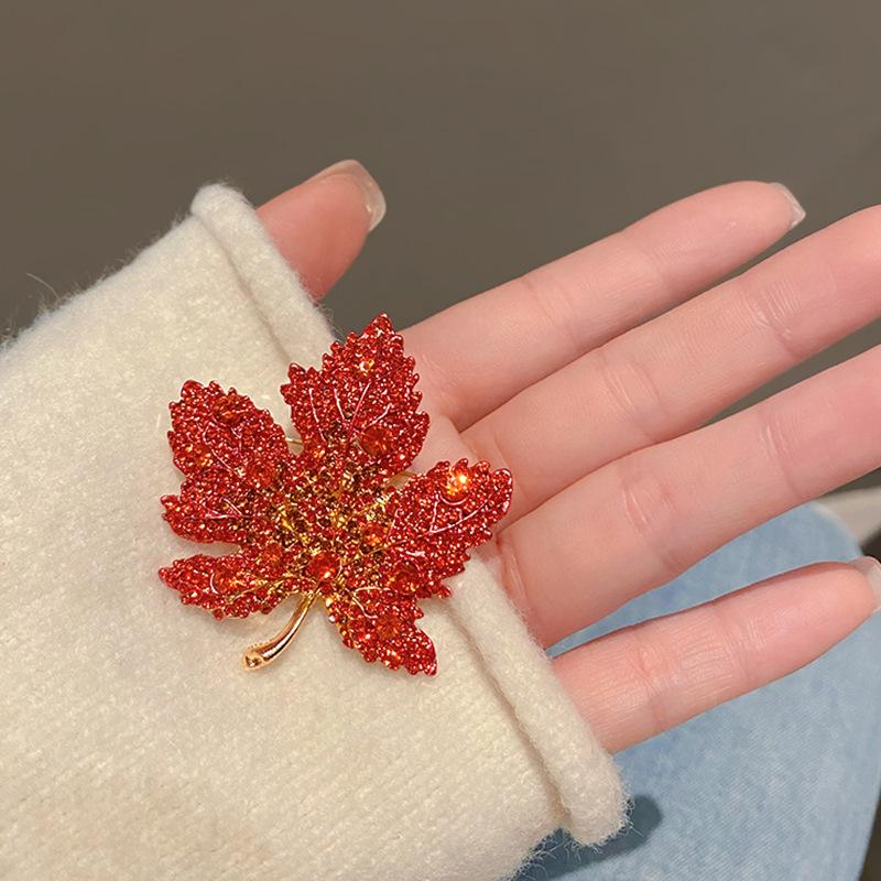 High-end Women's Brooch Maple Leaf Anti-exposure Brooch Elegant and Niche Corsage Retro and Stylish Accessory