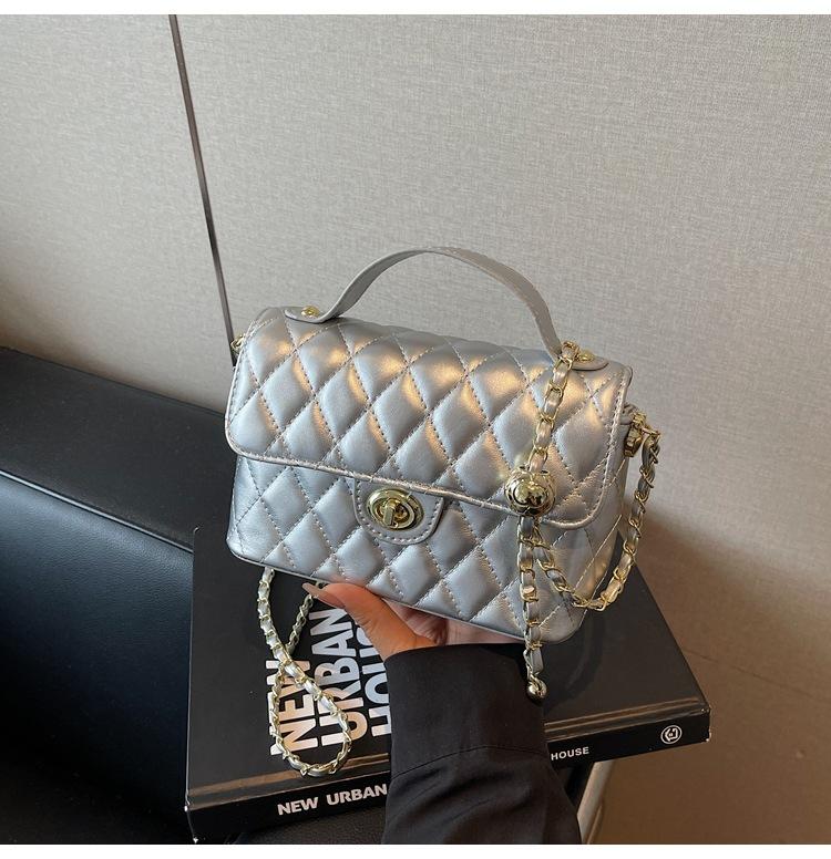 

Женская сумка 2025 новая модная и универсальная высококлассная наплечная сумка-мессенджер маленькая сумка-квадрат с ромбовидной цепочкой в стиле маленького ароматного ветра серебряный