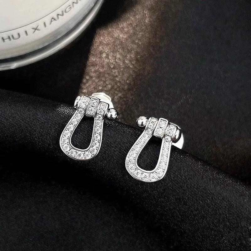 18K Gold Electroplated Diamond Horseshoe Stud Earrings - Shiny, Luxurious Fashion Gift for Girlfriend
