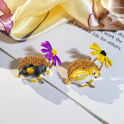 Cute Drop Oil Painted Enamel Small Daisy Hedgehog Brooch Animal Badge Pin Women'S Clothing Accessories
