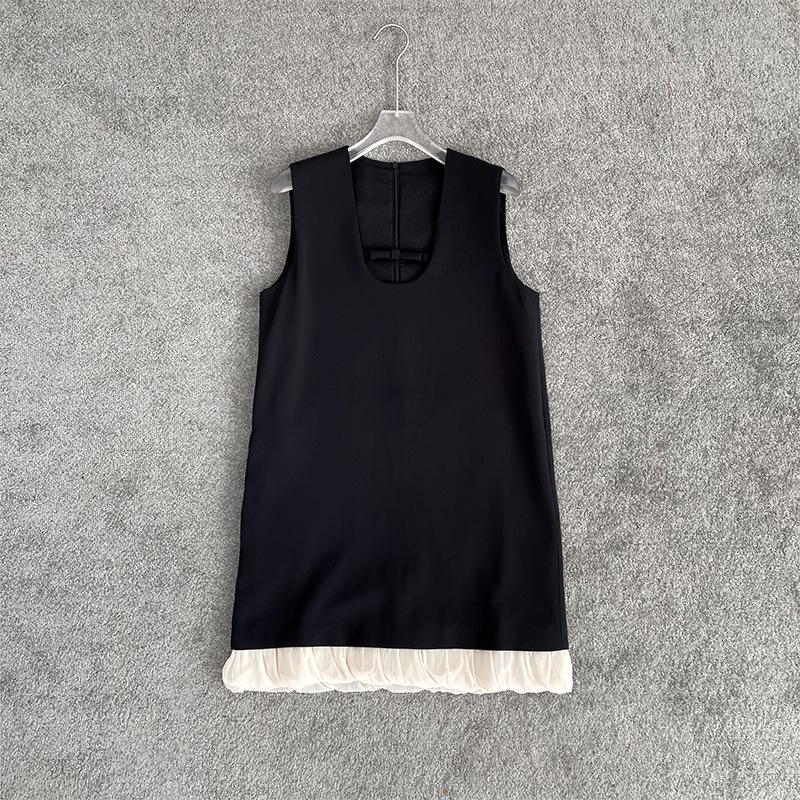 

Оформление: Платье «маленькое черное платье» Хепберн с U-образным вырезом и юбкой А-силуэта из мягкого тюля M