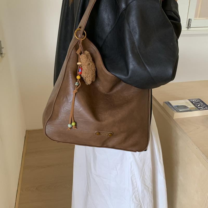 

Ретро сумка женская большой вместимости 2025 новая осень и зима универсальная простая на плечо подмышку сумка повседневная для работы сумка-тоут коричневый