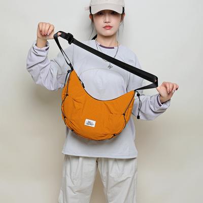 Borsa a tracolla da ciclismo sportiva da esterno da uomo per mountain bike, anti-schizzo d'acqua, leggera, a forma di raviolo, da donna, alla moda, stile tooling cool, a spalla