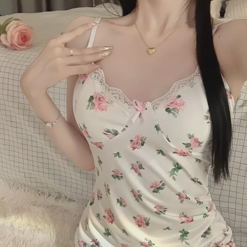 Sommerliches Nachthemd aus geblümter Spitze: Sexy Slim Fit-Pyjama mit Spaghettiträgern für Damen