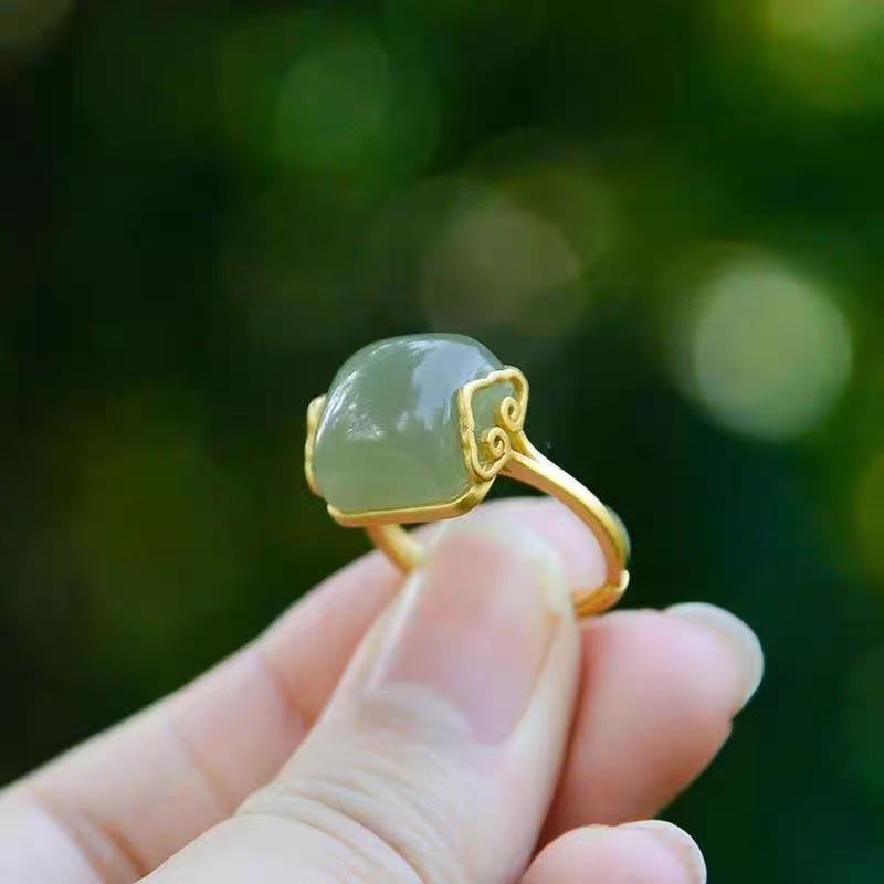 Elegant Light Green Jade Ring: Women s Auspicious Clouds Design - Retro, Simple, Openable