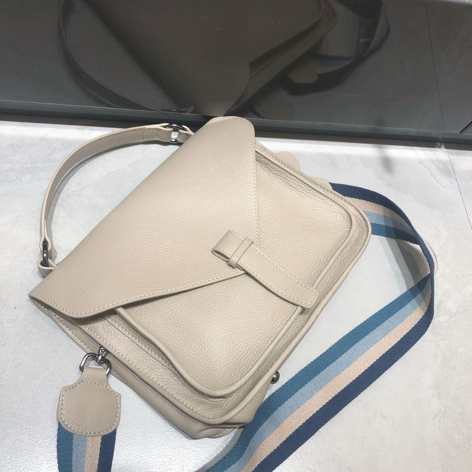 2026 Large Capacity Retro Cowhide Messenger Bag with Detachable Strap