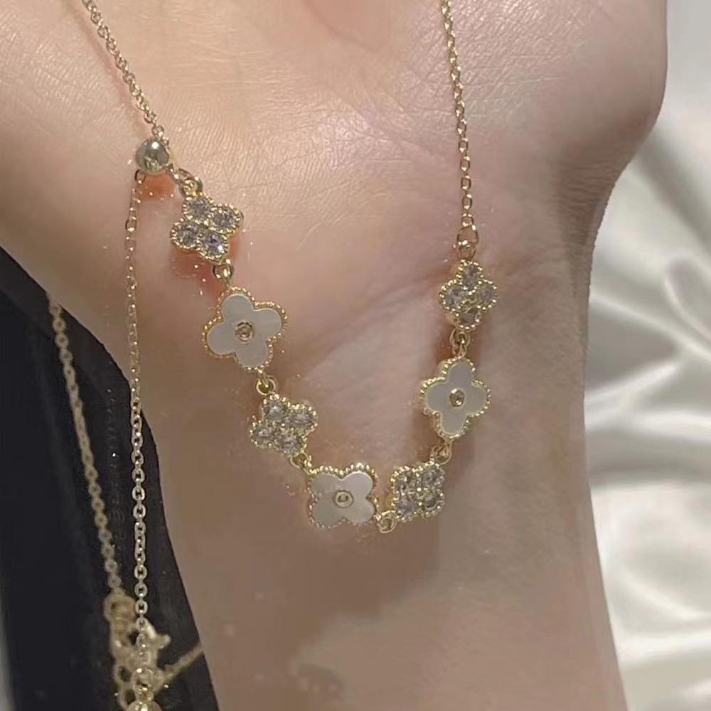 Collana Esclusiva Quadrifoglio Portafortuna da Donna 2023: Catena a Nappa con Madreperla Intarsiata di Diamanti