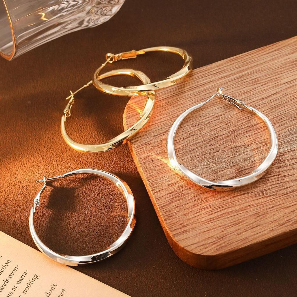 Cold Wind Large Circle Earrings, High-End Light Luxury Niche Earrings, Simple Earrings, Women'S Exaggerated Atmospheric Earrings