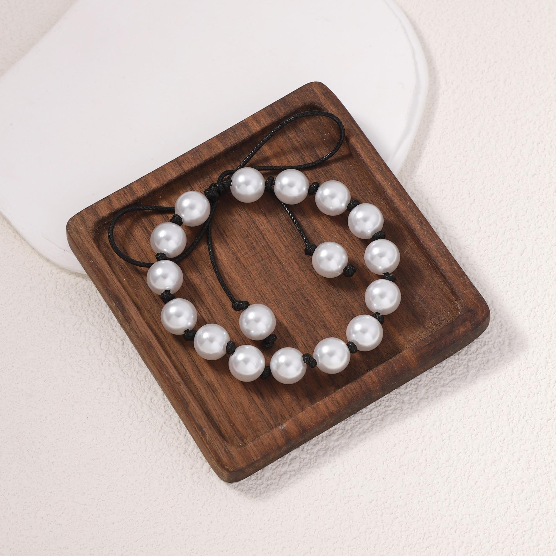 

A two-piece necklace and bracelet set with a light luxury and high-end design sense, featuring handcrafted pearl beaded necklaces and bows