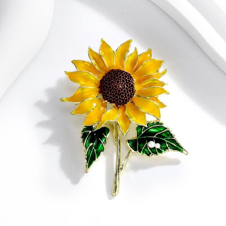 Modern Daisy Brooch In Metallic Finish Lightweight 18g Fashion Accessory Suitable For Multiple Outfit Styles