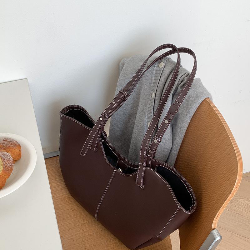 

New Korean Retro Lazy Casual Tote Bag with Large Capacity and High-end Feel for Commuting, Hand-held, Single Shoulder Bag темно-коричневого кольору