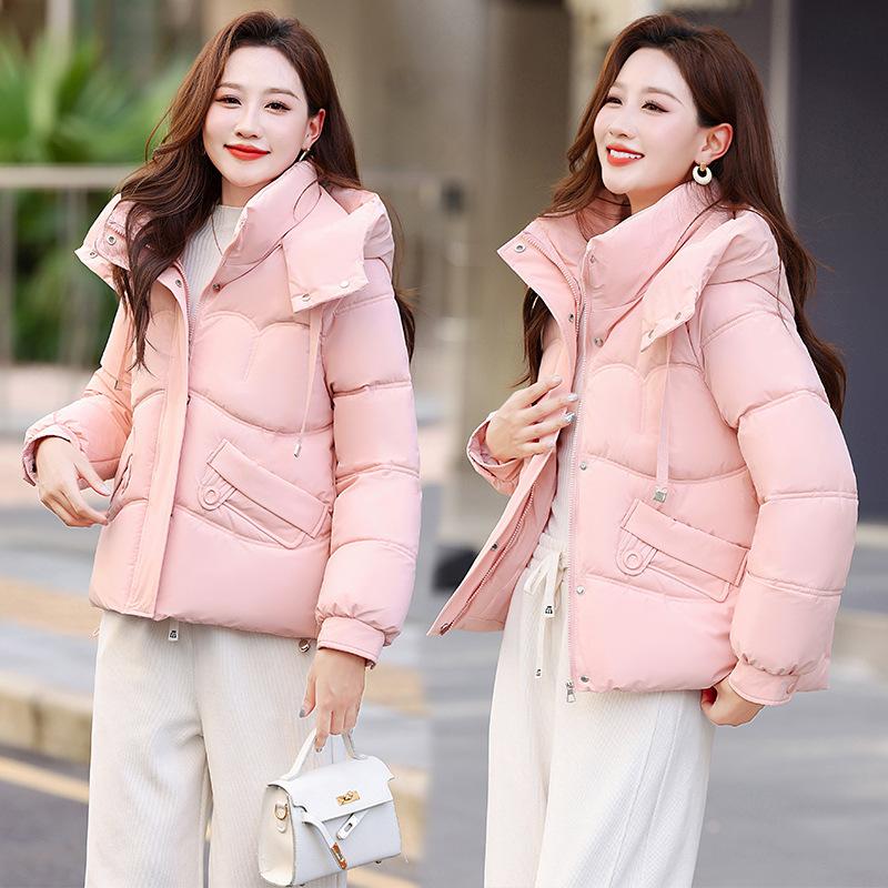 Zimní 2025 bavlněná bunda dámská krátká volná zateplená péřová bavlněná bunda módní zateplená teplá bavlněná bunda s kapucí