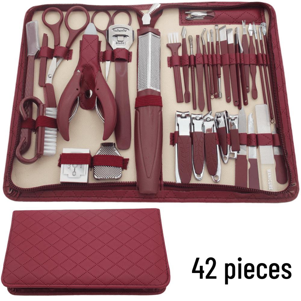 28-teiliges Edelstahl-Nagelpflege-Set: Enthält Nagelscheren, Nagelhautzangen, Pediküre-Werkzeuge, einen Augenbrauentrimmer und eine Pinzette in einem braunen Etui.