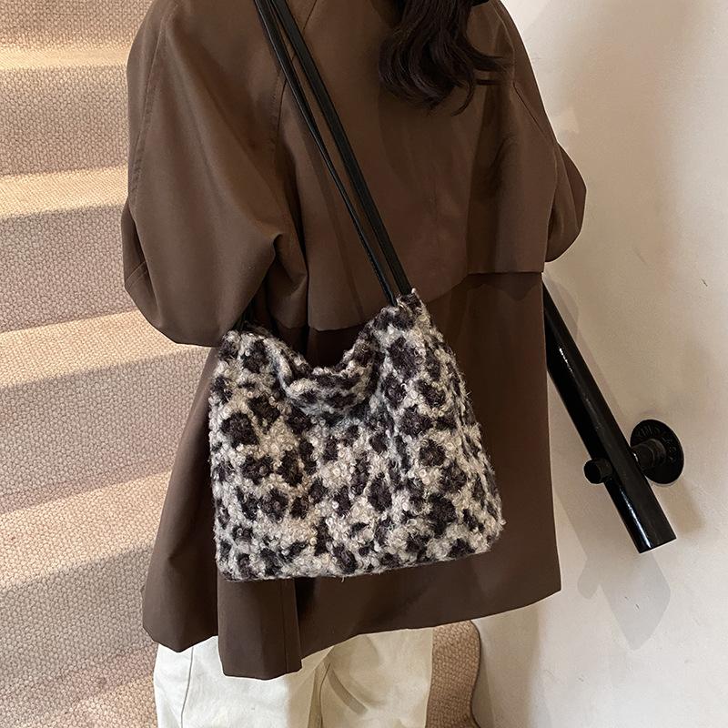 

2025 осень и зима новая корейская версия плюшевая шерстяная маленькая квадратная сумка большая вместимость плечевая женская сумка леопардовый принт подмышечная сумка из меха 26.5*11*24 чёрный