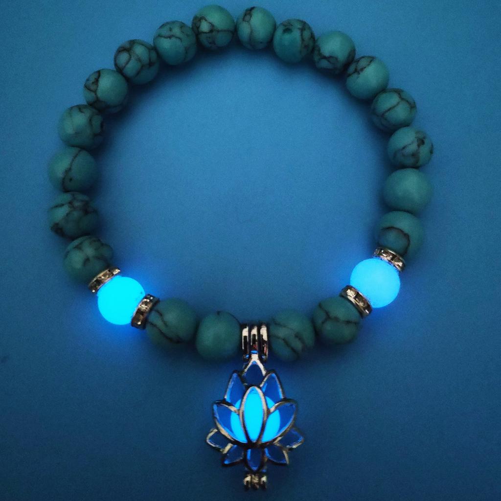 Náramek s tyrkysovými korálky Buddhy - Svítící náramek s energií lotosu a sanskrtským designem pro jógu a meditaci