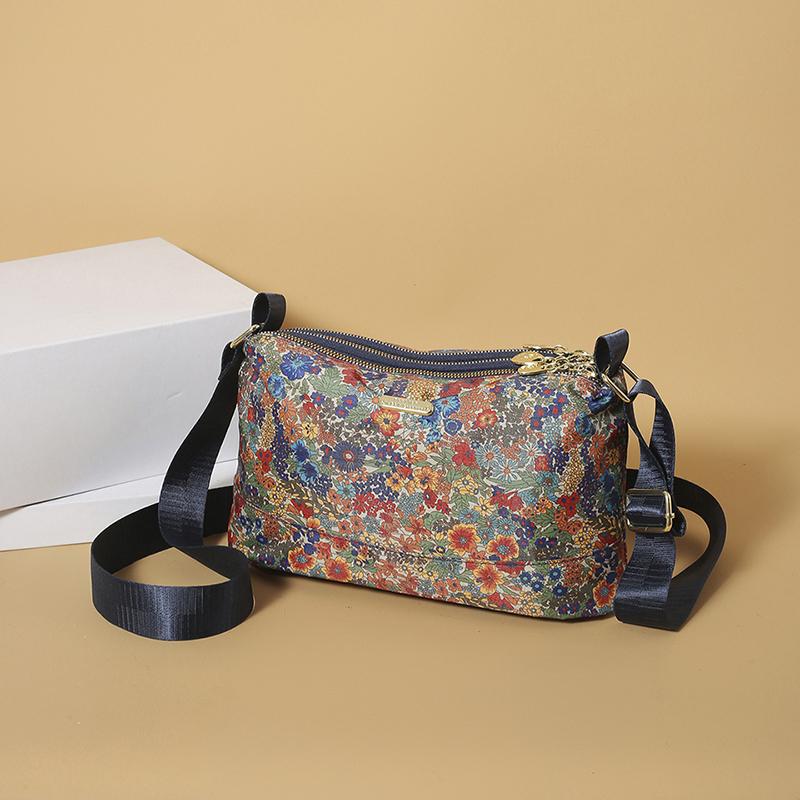 Wszechstronna i modna damska torba z kwiatowym nadrukiem, odpowiednia jako torba dla mamy. To tkanina Oxford, wodoodporna, na jedno ramię