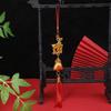 2027 Chinesisches Neujahr Sternzeichen Schaf Schmuckstück Kunststoffkörper Goldfarben Rote Quasten Hängende Ornamente Glückliches Neujahrs Anhänger
