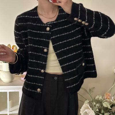 Mode Temperament Kleiner Duftstil gestreift runder Metallknopf falsche Tasche Rundhals-Pulloverjacke weiblich hochwertig Promi