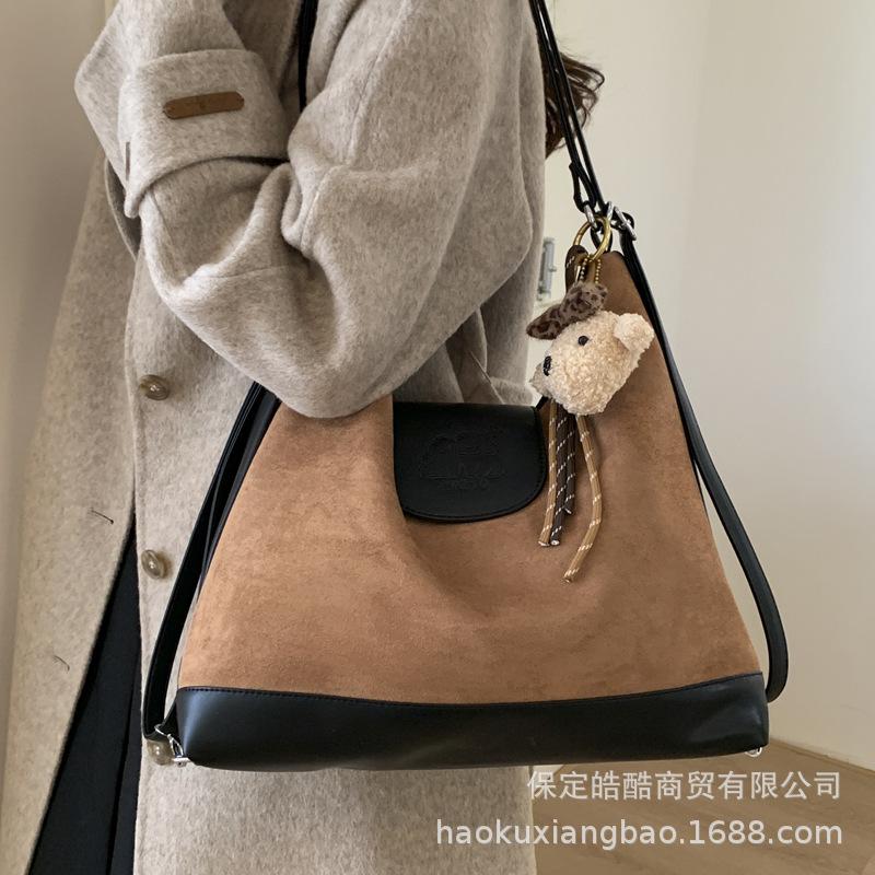 Autumn and winter retro suede women's backpack 2025 new large-capacity commuting backpack student class schoolbag