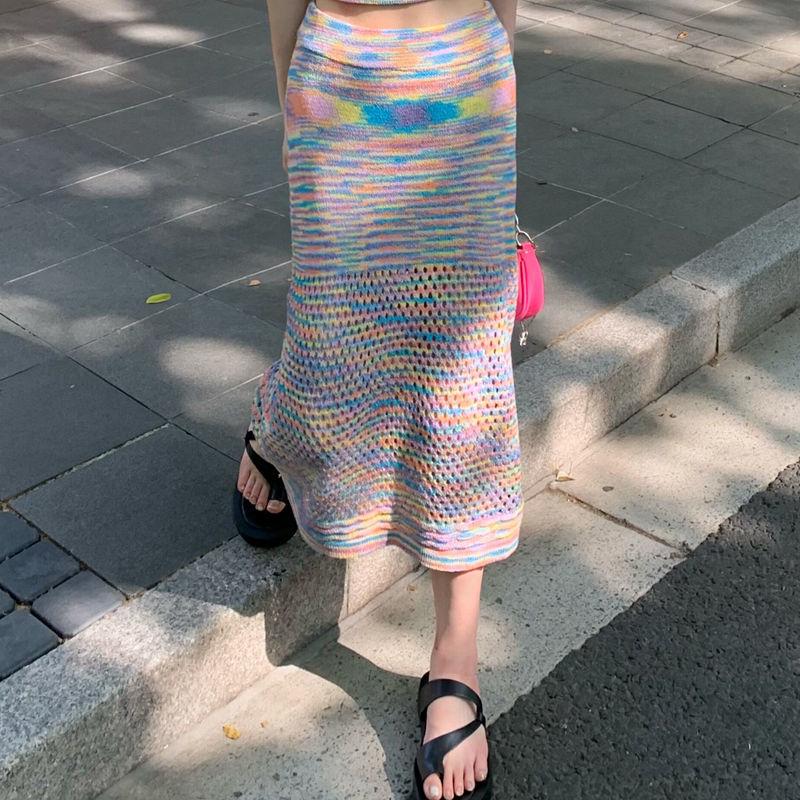Set di vestito a righe arcobaleno lavorato a maglia con spalline sottili da donna - Perfetto per una vacanza estiva al mare fresca e dolce.