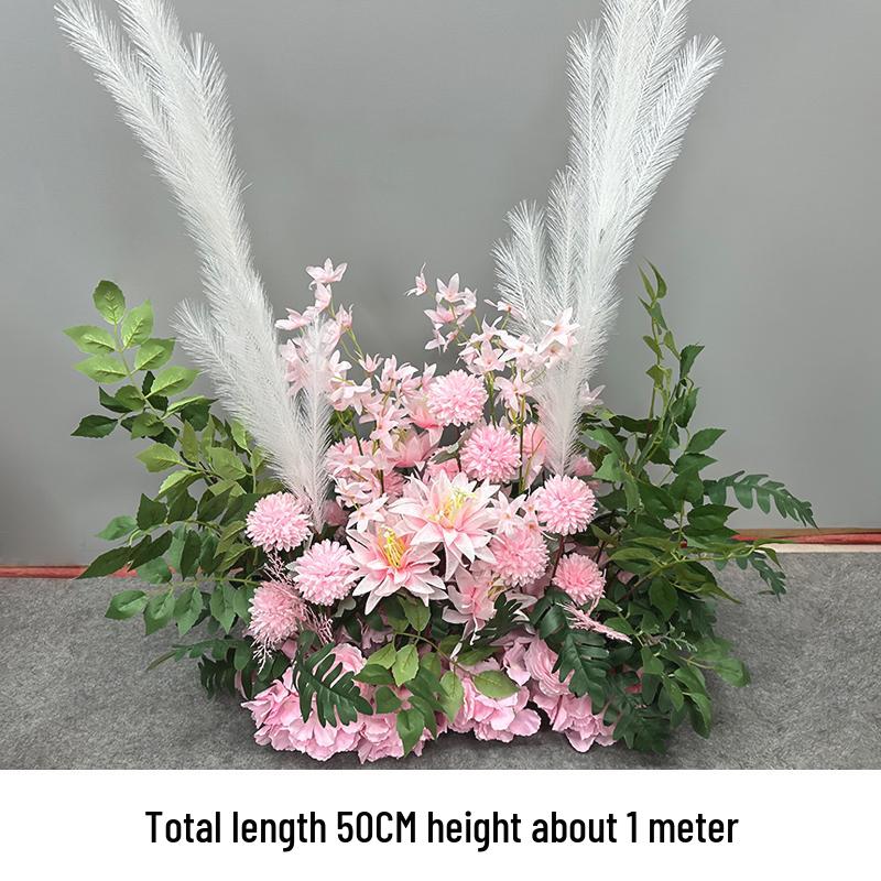 Hochzeitsgangdekoration im New Forest-Stil mit Blumen und Federn