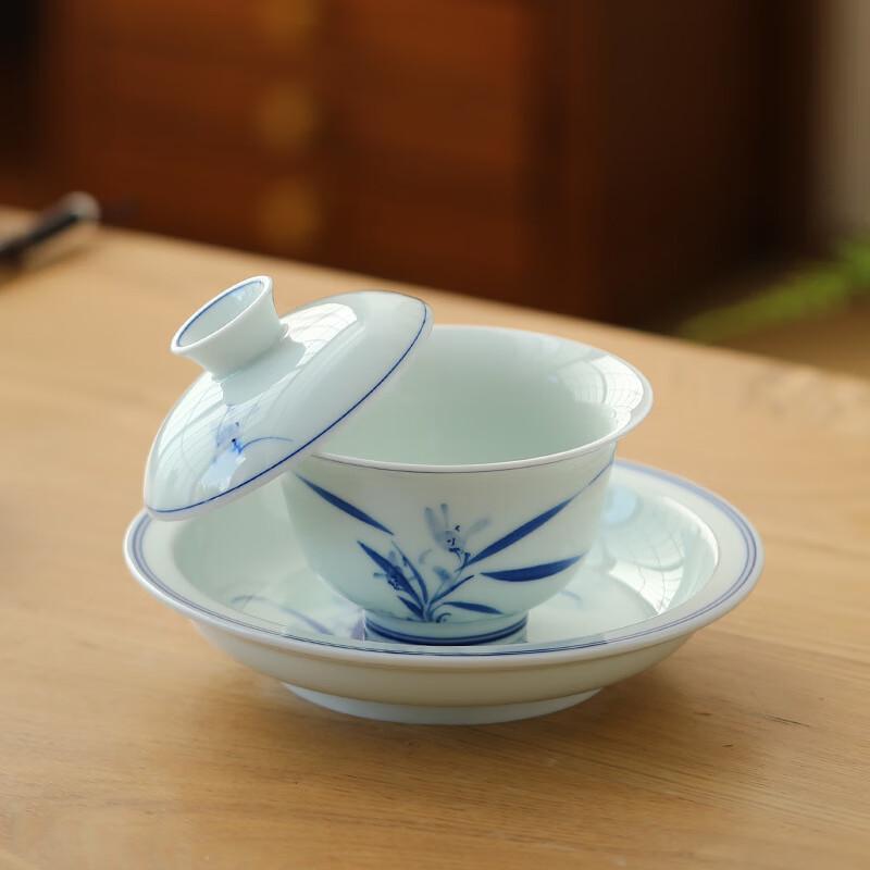 Lu Xu Ju Underglaze Hand-Painted Blue and White Lotus Ceramic Gaiwan