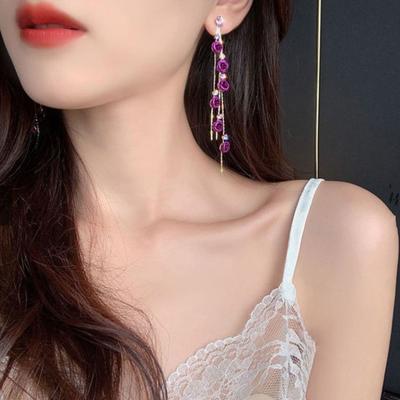 1 pár trblietavých kamienkových elegantných dámskych náušníc s ružou a dlhým strapcom na párty