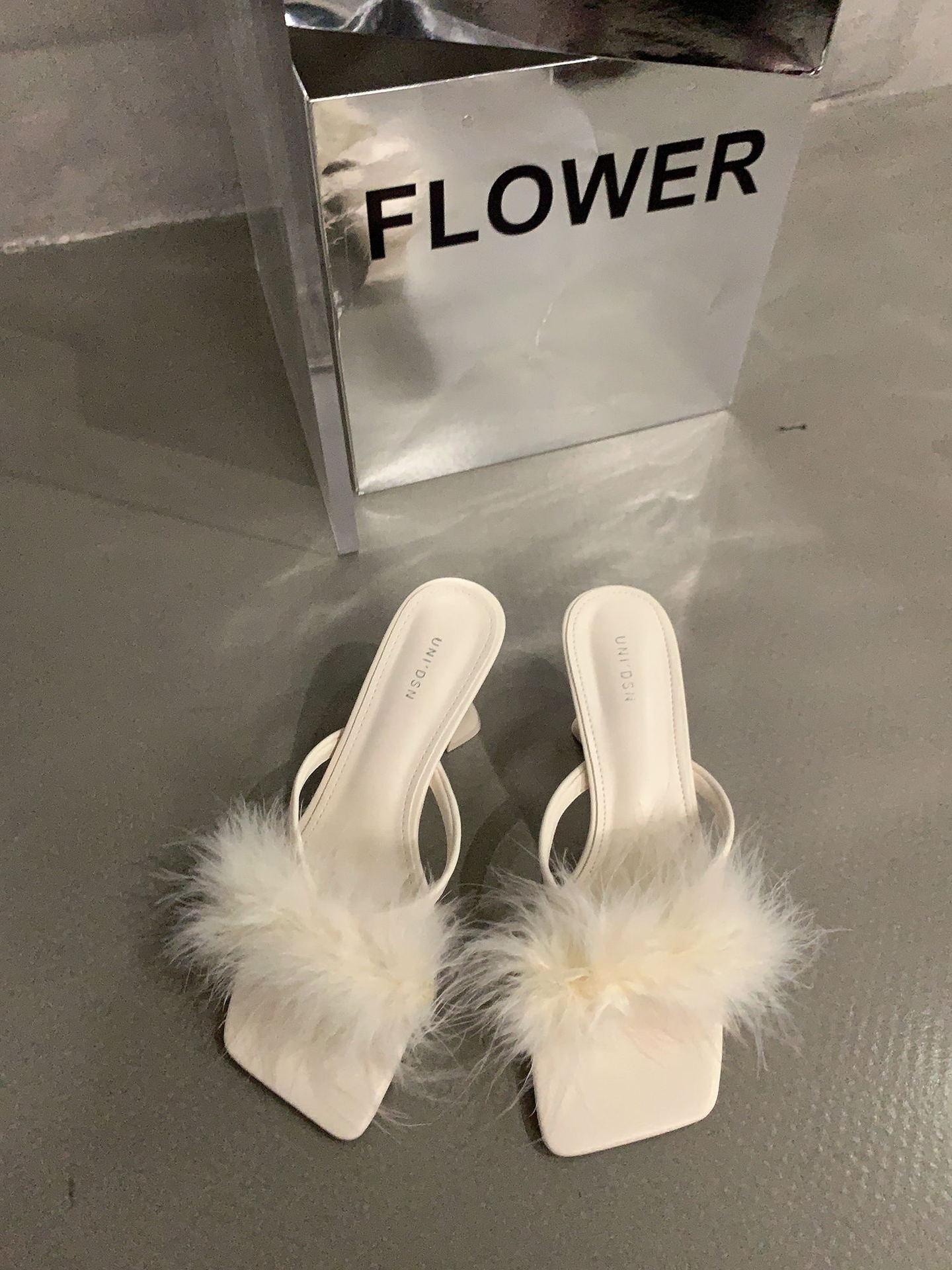 

Нишевые туфли на высоком каблуке, пушистые тапочки, женские, новая летняя модель с открытым носком, черные крутые тапочки 40