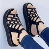 2022 nuevas sandalias de mujer sandalias de plataforma con remaches y correa hueca sandalias de playa de moda