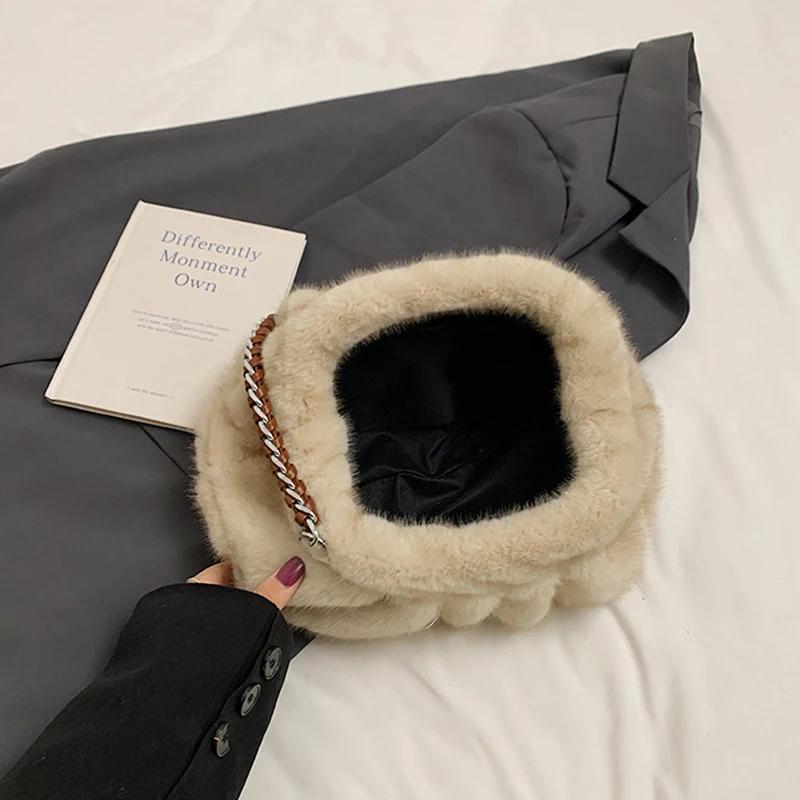 Women Faux Fur Shoulder Bag Winter Warm Soft Plush Hobo Bag Large Capacity Purse Fluffy Dumpling Pouch Underarm Chain Bag