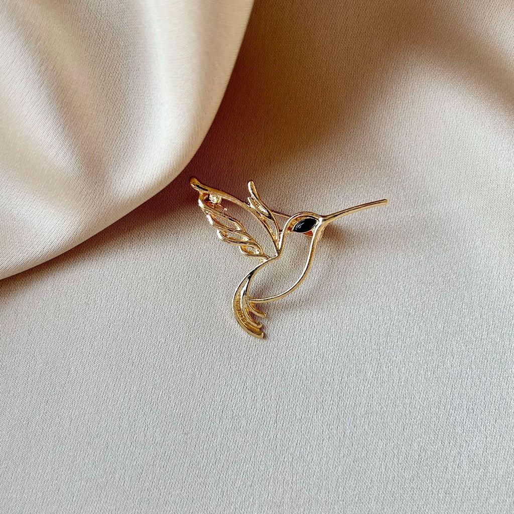 2024 Women's High-Grade Anti-Exposure Brooch: Stylish, Niche Design Clothes Pin.
