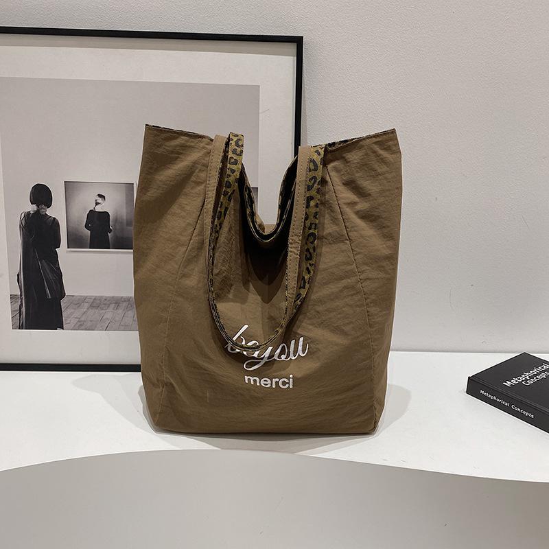 

Холщовая сумка с леопардовым принтом, женская, осень 2025 года, новая модная сумка-тоут в студенческом стиле, повседневная, большая вместительная тканевая сумка