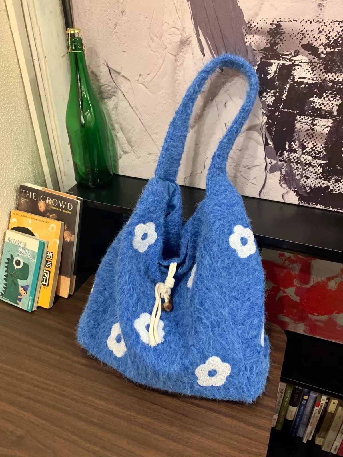 

2026 New Floral Plush Underarm Bag Ladies Cute Flower Shoulder Bag Women Furry Purse Fluffy Tote Bag for Autumn and Winter синий