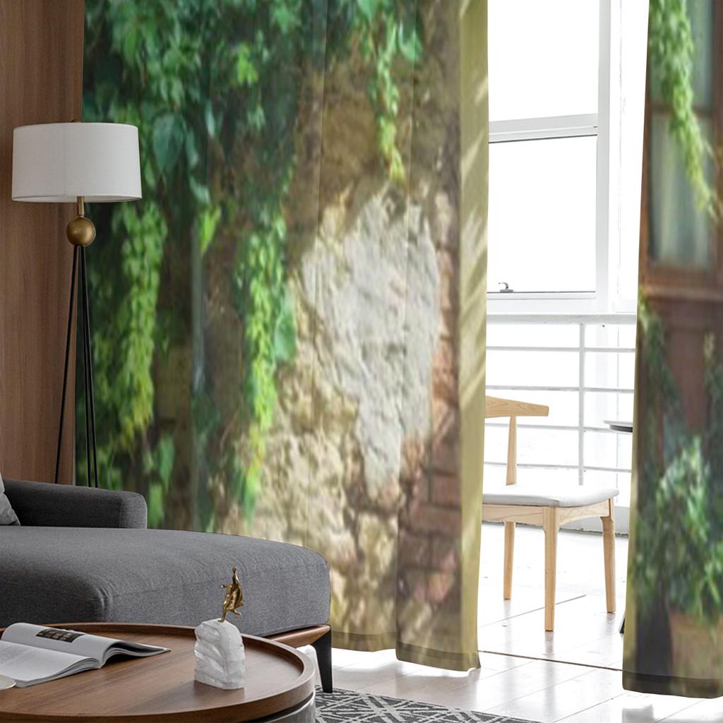 Becos, ruas e fendas na cidade turística da Toscana, Chianciano Terme, Itália, cortinas de tule transparente, sala de organza, cortina