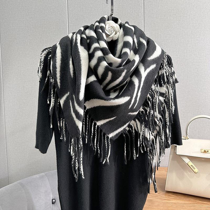 

Niche sweet and cool classic retro leopard print scarf trendy autumn and winter literary and artistic fan imitation cashmere striped square scarf 100*100cm