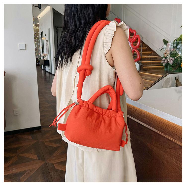 Damen Casual Einzelschultertasche Große Kapazität Nyl Rucksack Damen Daunenbaumwolle Winter Tragetasche Tragbare Make-up Handtasche