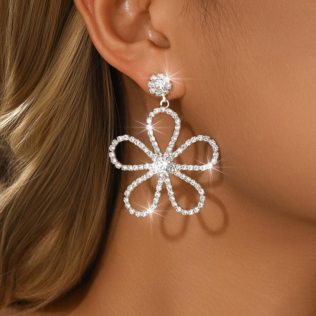 Heavy industry diamond studded rhinestone earrings are suitable for versatile commuting, dating, earrings, and earrings for girl