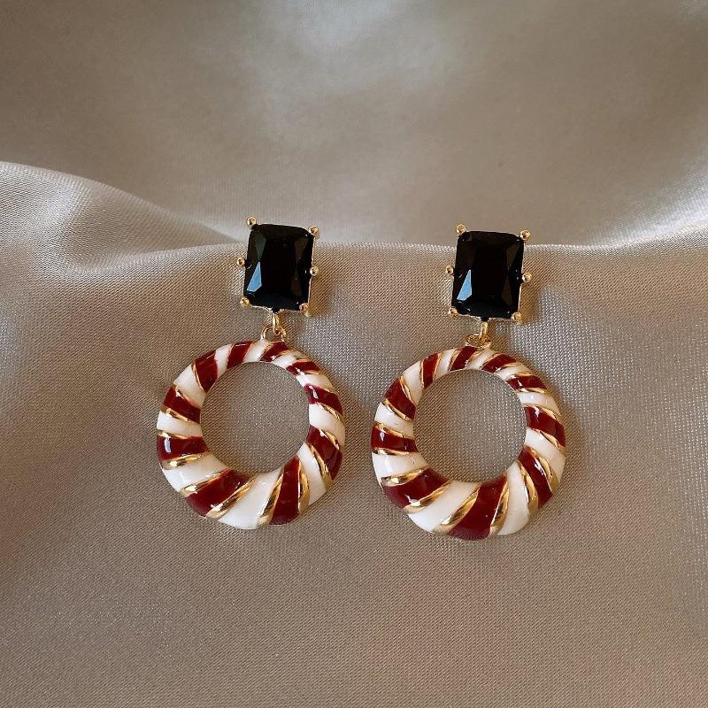 

Retro Circular High-end Earrings for Women, Light Luxury Stud Earrings, Exaggerated and Unique Jewelry Pieces Round red color