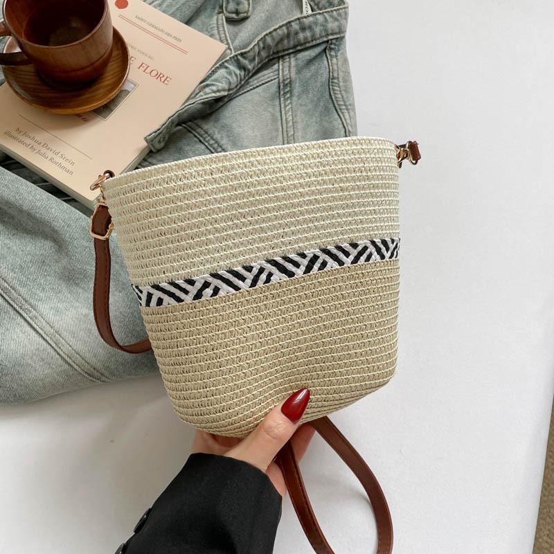 Women Summer Striped Straw Crossbody Bag Lightweight Woven Shoulder Bag for Beach and Holiday Events